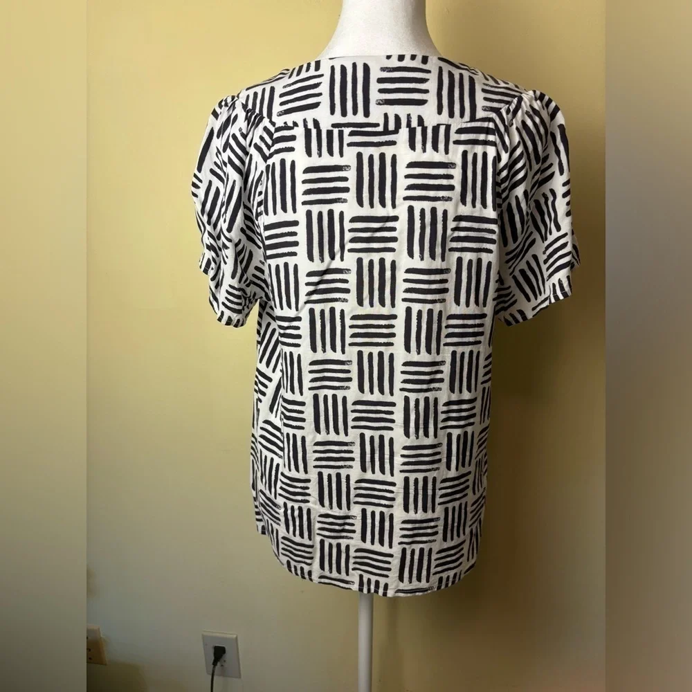 Savanna Jane Claire Embroidered Top Black White Red Floral Size Small